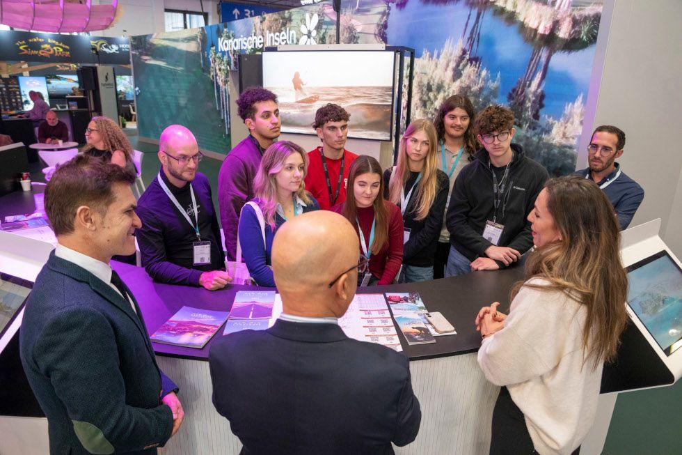 La Escuela Universitaria de Turismo de Lanzarote acoge un encuentro formativo con la consejera de Turismo y Empleo del Gobierno de Canarias.