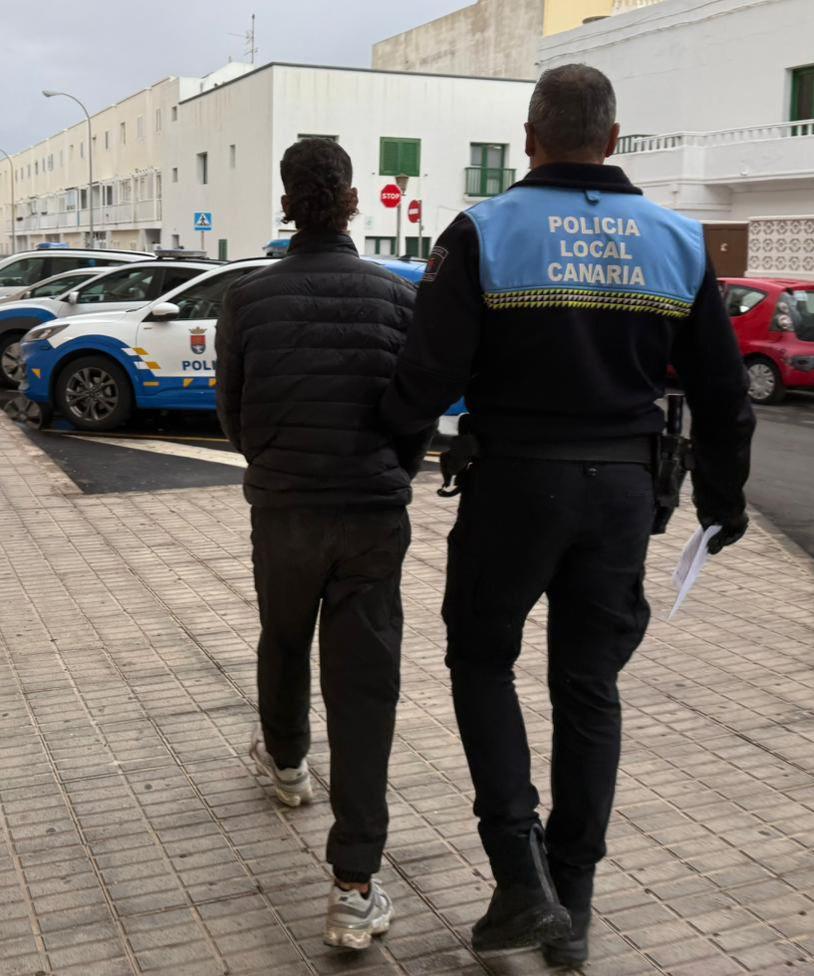 La Policía Local de Arrecife detiene a dos individuos tras atrincherarse en una vivienda con la puerta reventada.