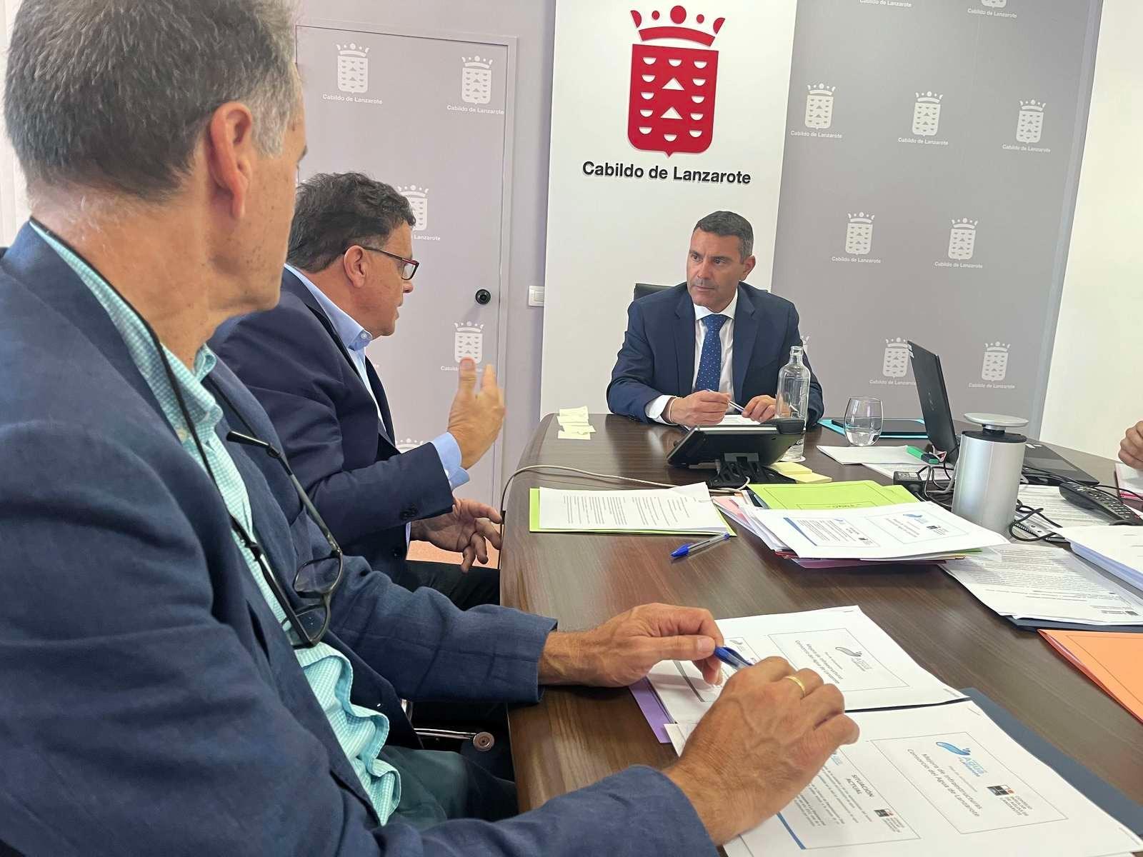 Lanzarote avanza en la concesión para instalar la nueva tubería submarina que abastecerá de agua a La Graciosa.