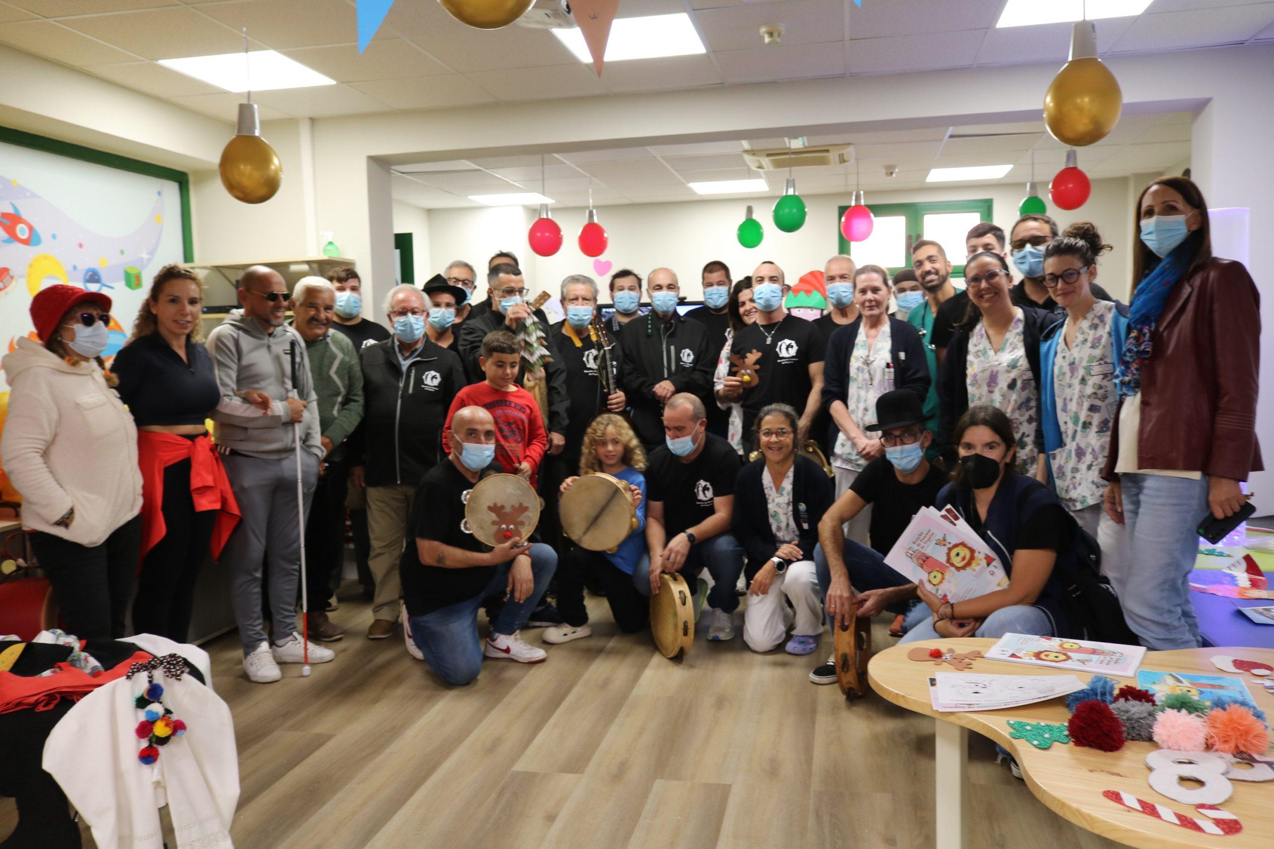 El Rancho de Pascua de Teguise lleva su música navideña al Hospital Molina Orosa en una jornada de humanización para pacientes.
