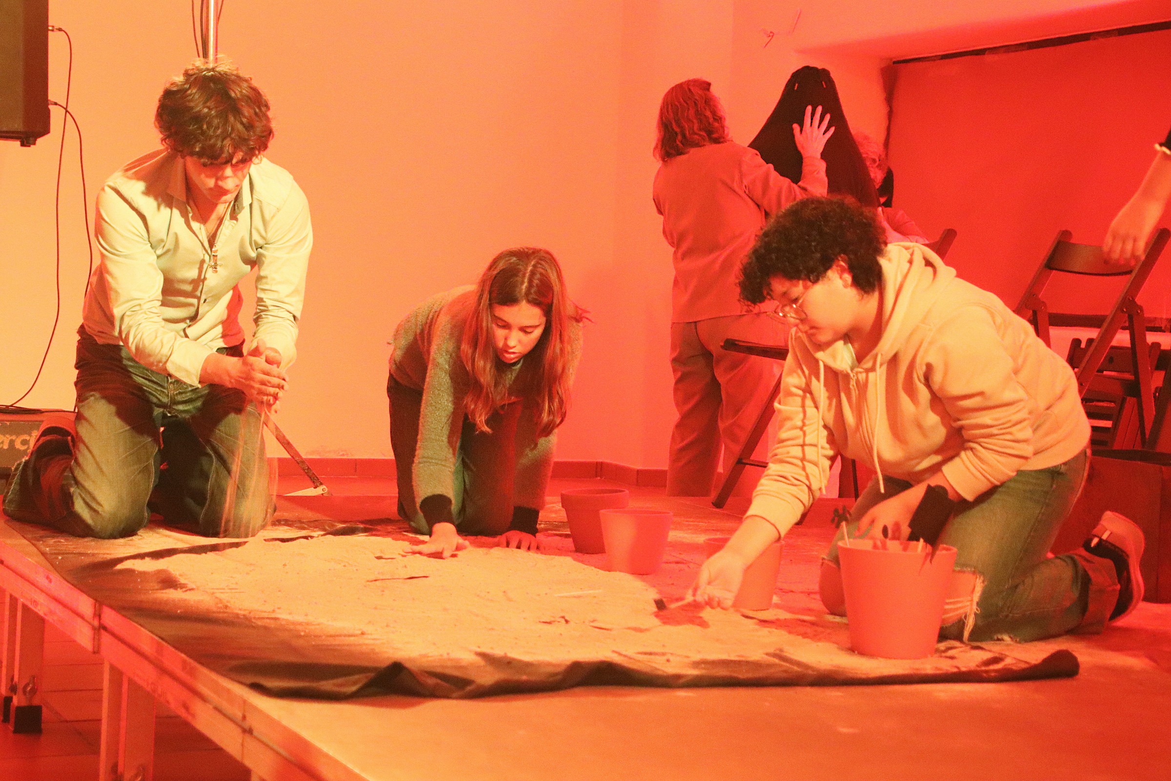 El taller de teatro de Yaiza estrena ‘Now’, una obra colectiva que reflexiona sobre el uso del tiempo.