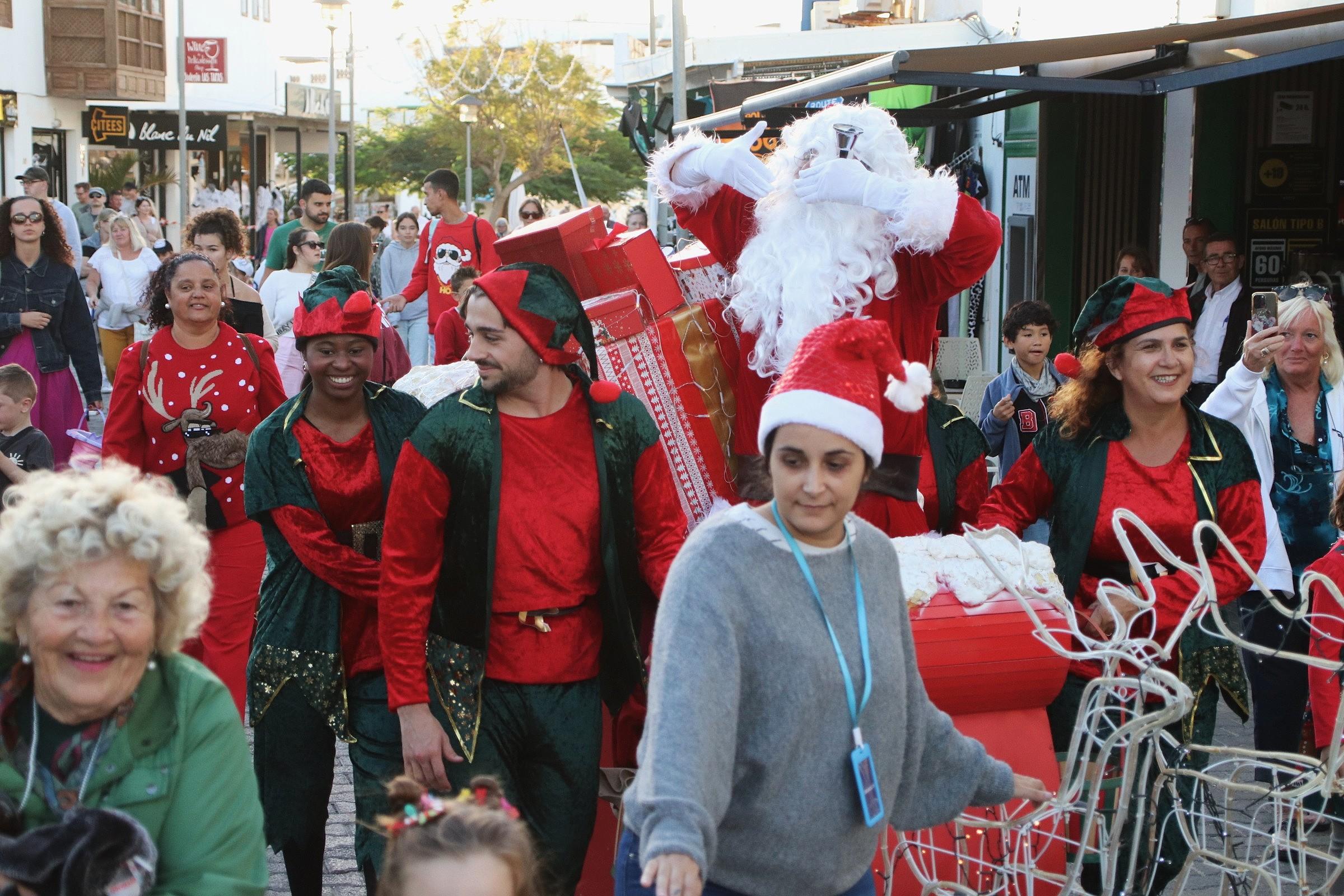 Playa Blanca se llena de ilusión con la llegada de Papá Noel en la víspera de Navidad.