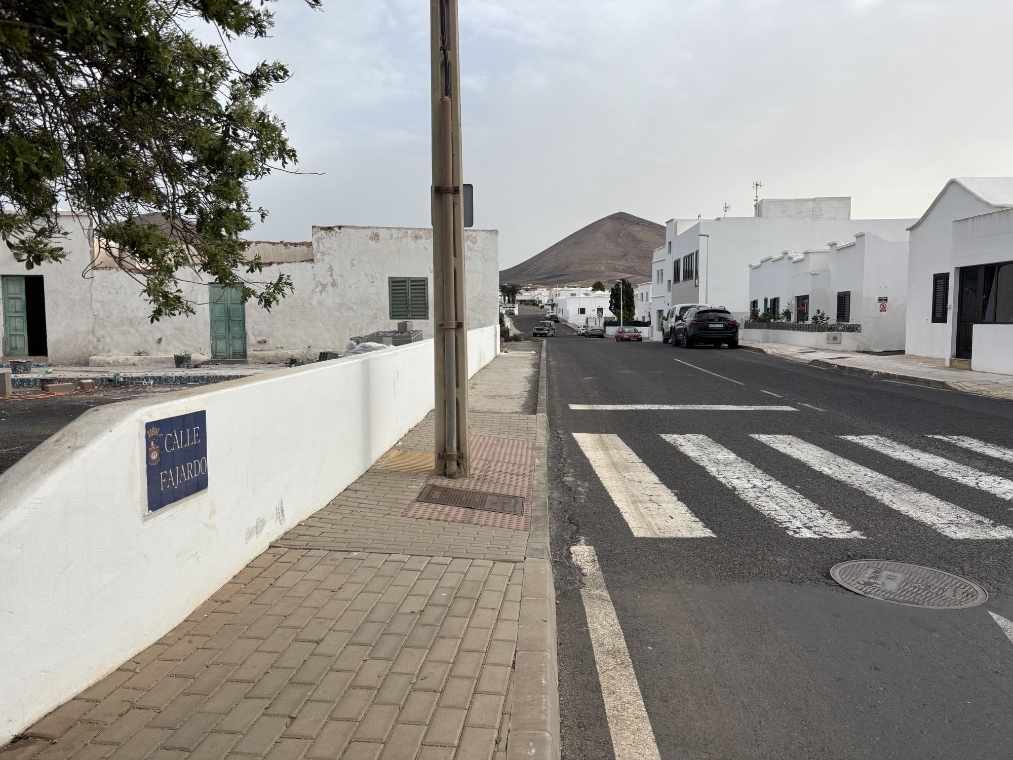 Tías licita dos proyectos para mejorar el Camino Los Fajardos con actuaciones en firme y senda peatonal.