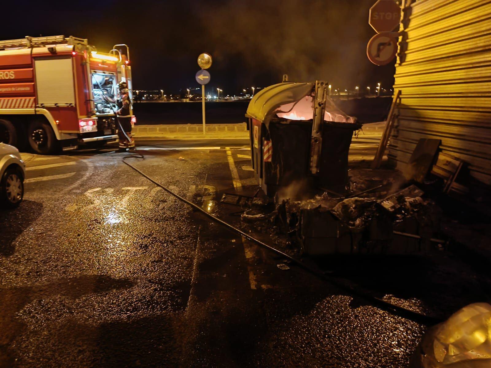 Arrecife registra un incendio de contenedores de madrugada en la plaza Domingo Ramírez Ferrera.