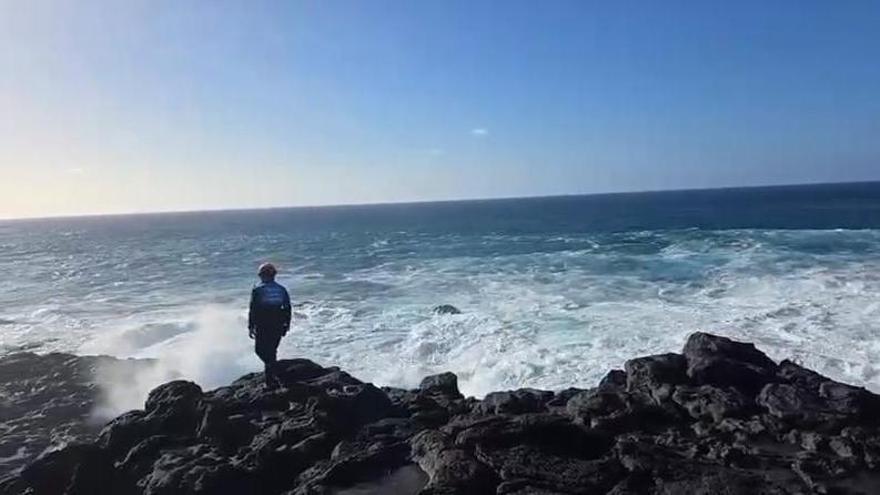 Localizan el cuerpo del joven estadounidense desaparecido tras ser arrastrado por un golpe de mar en Los Charcones