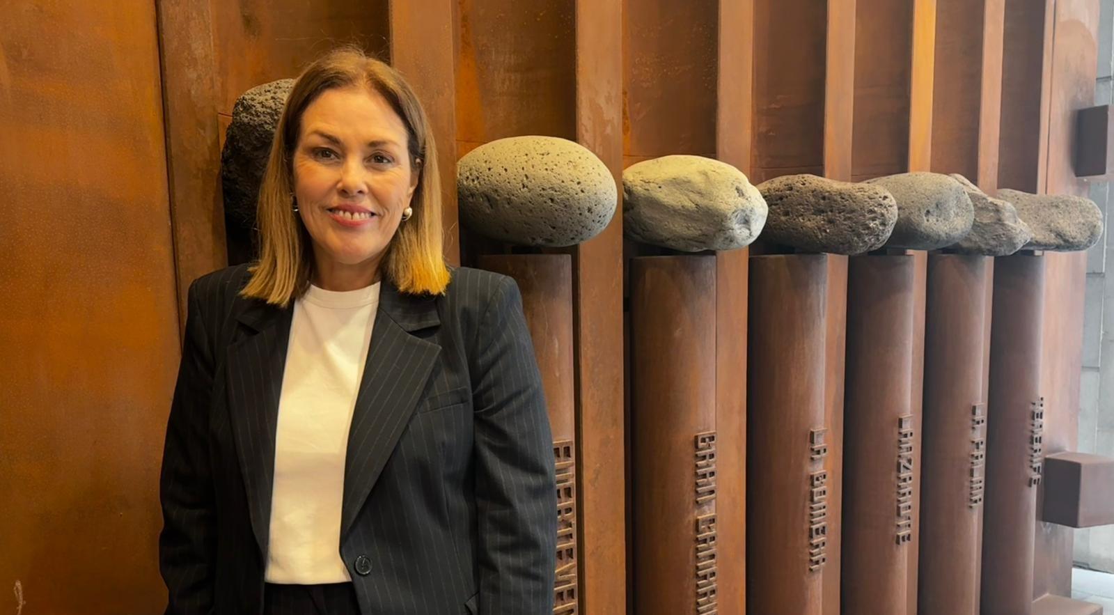 Astrid Pérez impulsa la representación de La Graciosa con una escultura en el hall del Parlamento de Canarias