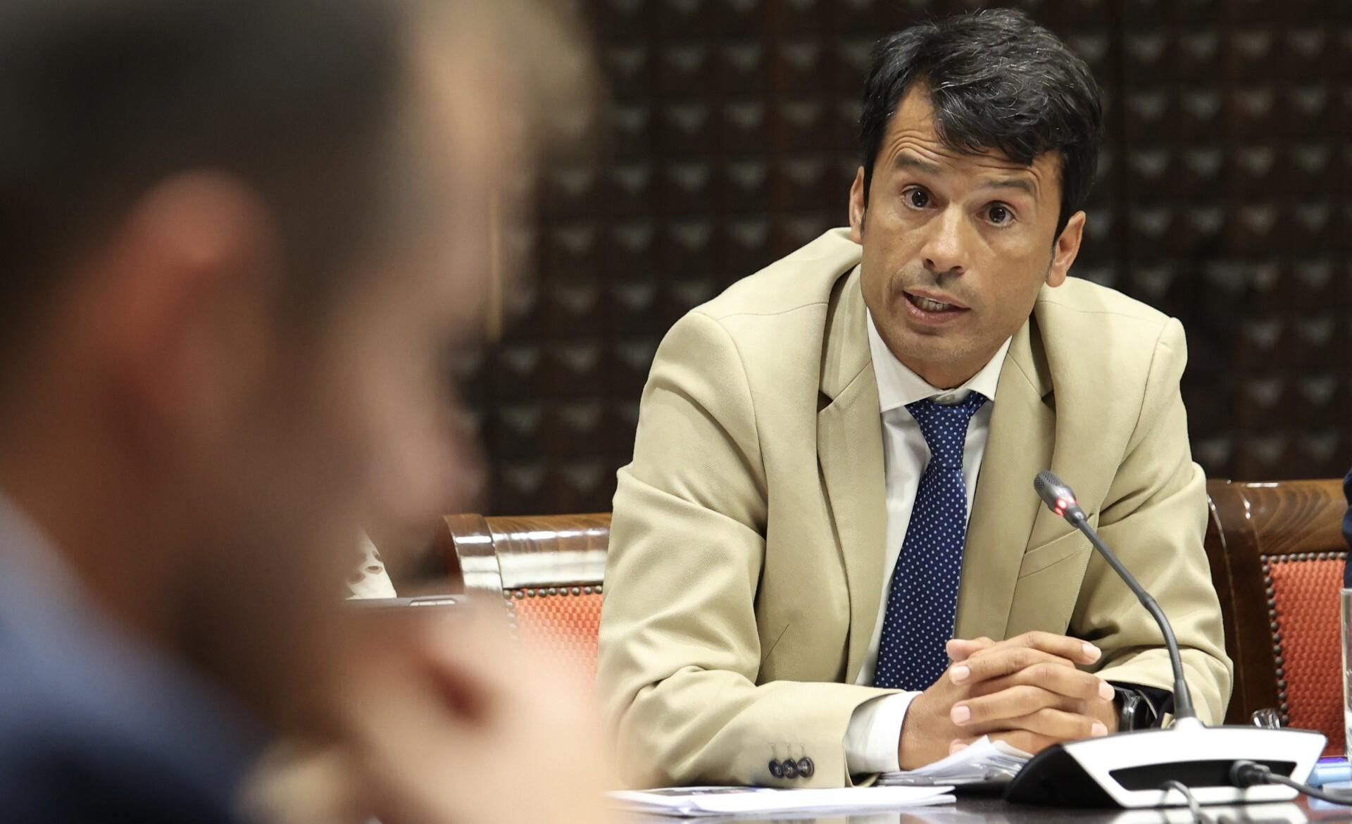 Bergaz acusa al Gobierno canario y al Cabildo de convertir en “un culebrón” la polémica de las renovables en Lanzarote